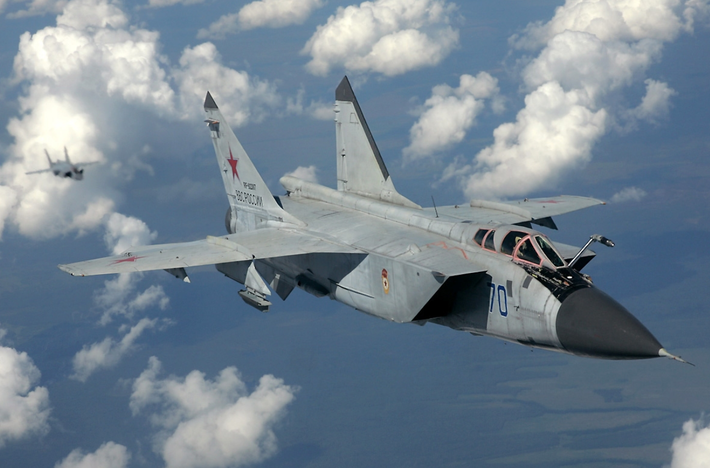 Lực lượng Nga cũng đã triển khai máy bay đánh chặn MiG-31 được trang bị tên lửa không đối không R-37M, có tầm bắn gần 320 km, gây ra mối đe dọa cho các máy bay F-16 hoạt động ở khoảng cách xa. Việc tích hợp các hệ thống này với khả năng tác chiến điện tử, chẳng hạn như hệ thống gây nhiễu Krasukha-4, làm phức tạp khả năng bảo vệ máy bay phản lực này của Ukraine. Ảnh: @Wikipedia.