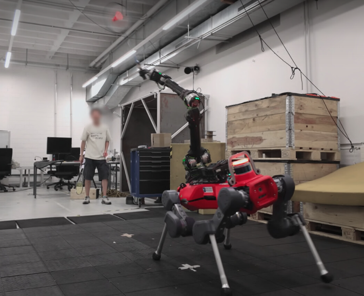 Nhóm chuyên gia cũng cung cấp cho con robot này một bộ điều khiển dựa trên công nghệ máy học tăng cường AI để cho phép robot tự định vị, và phản ứng phù hợp với quả cầu lông, cũng như giúp robot có thể theo dõi chính xác đường bay của quả cầu lông, dự đoán quỹ đạo của cầu lông, và di chuyển trên sân để chặn và trả lại các cú đánh. Ảnh: @ETH Zurich.