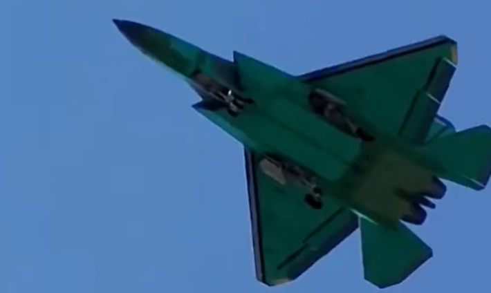 Được biết, J-35 do Tập đoàn máy bay Shenyang Aircraft Corporation phát triển, là máy bay chiến đấu tàng hình hai động cơ được thiết kế để bổ sung cho đội máy bay J-20 nặng hơn của Trung Quốc, và nó có khả năng hoạt động như một nền tảng trên tàu sân bay cho lực lượng hải quân đang phát triển của nước này. Được phát triển từ máy bay trình diễn FC-31 lần đầu tiên được ra mắt tại Triển lãm hàng không Chu Hải năm 2014, J-35 kết hợp các yếu tố thiết kế nhằm giảm tiết diện radar, bao gồm thân máy bay nhẵn, nhiều mặt. Ảnh: @Defence_Index.