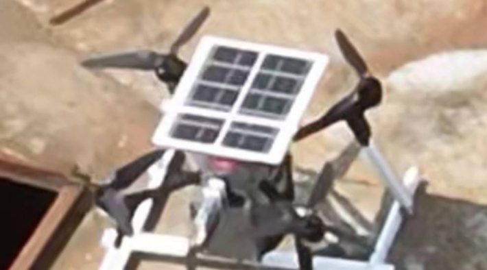 Thiết kế bao gồm bốn động cơ rotor và khung máy bay làm từ vật liệu nhẹ như nhựa hoặc gỗ. Ảnh: @GrandpaRoy2.