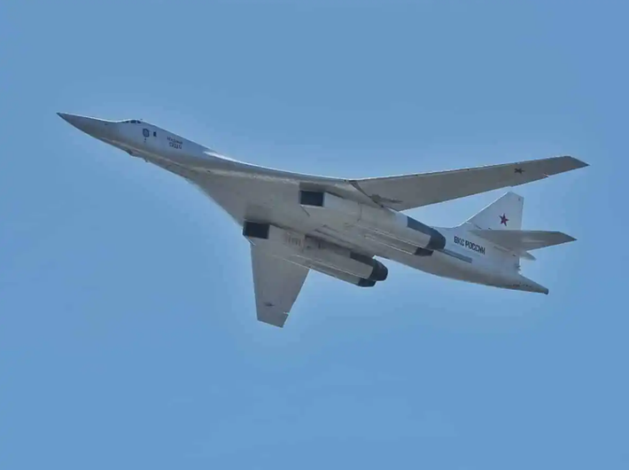 Tu-160 không chỉ là một máy bay—nó là biểu tượng của sức mạnh quân sự và tham vọng công nghệ của Nga. Khả năng mang theo kho vũ khí đa dạng, từ tên lửa hành trình hạt nhân đến vũ khí siêu thanh, khiến nó trở thành một công cụ đa năng cho mục đích răn đe chiến lược và triển khai sức mạnh. Thế nên, quyết định di chuyển máy bay ném bom chiến lược Tu-160 tới căn cứ không quân Anadyr của Nga mới đây một phần xuất phát từ nhu cầu bảo vệ các tài sản quân sự có giá trị khỏi các cuộc tấn công của Ukraine, nhưng nó cũng đánh dấu một giai đoạn mới trong cuộc đấu tranh địa chính trị giành Bắc Cực, một khu vực ngày càng trở thành đấu trường cạnh tranh khốc liệt giữa Nga, Mỹ và NATO. Ảnh: @Defense News.