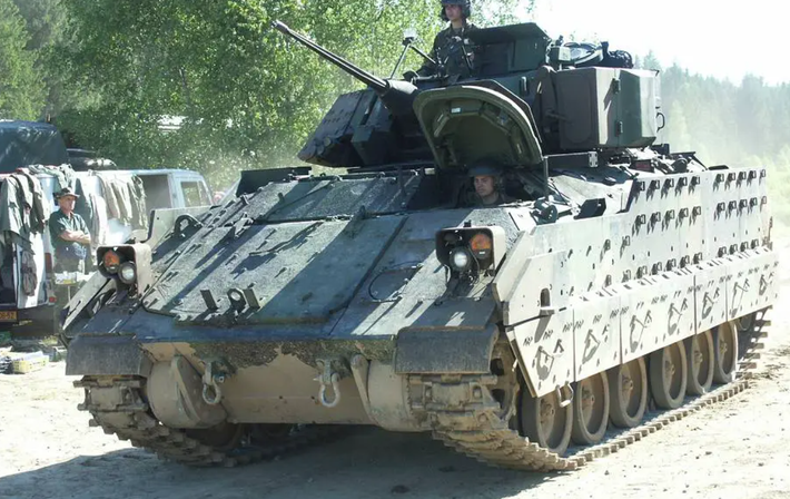 Theo Nhóm Theo Dõi Mã Nguồn Mở Oryx, ít nhất 12 chiếc Bradley của Ukraine đã bị lực lượng Nga thu giữ, và nhiều chiếc khác đã bị bỏ lại sau khi bị hư hỏng hoặc bị phá hủy hoàn toàn. Ít nhất một số xe bị bỏ lại nhưng còn sài được đã được Nga mang về và sửa chữa để sử dụng tiếp. Ảnh: @ Army Recognition.