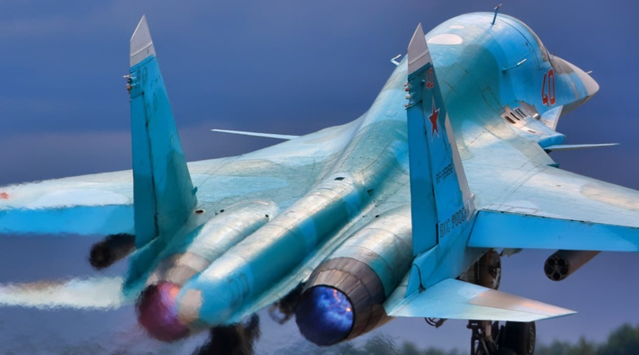Vào tháng 10/2023, Bộ Quốc phòng Nga đã ra chỉ thị mở rộng sản xuất Su-34, khi đó Bộ trưởng Quốc phòng Sergei Shoigu đã nhận xét về vai trò của Su-34 trong Lực lượng Hàng không Vũ trụ Nga: "Máy bay chiến đấu này là công cụ chủ lực, chúng thực hiện bốn, năm phi vụ mỗi ngày”. Vì thế, Sergei Shoigu nhấn mạnh cần phải tăng tốc, đẩy nhanh sản xuất nó. Ảnh: @ 19FortyFive.