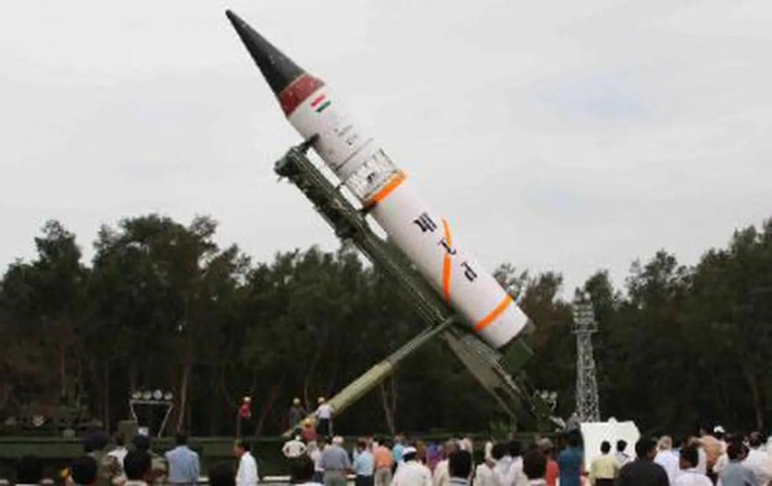 Agni-5 với độ chính xác cao có khả năng tấn công vào các mục tiêu chiến lược như sở chỉ huy, hầm ngầm hay cơ sở hạ tầng quân sự. Dù Ấn Độ kiên định chính sách “không sử dụng trước”, tính năng này vẫn giúp nâng cao sức răn đe tổng thể, đồng thời tạo ra sự mơ hồ chiến lược, buộc đối phương phải tính toán thận trọng hơn trong mọi hành động.