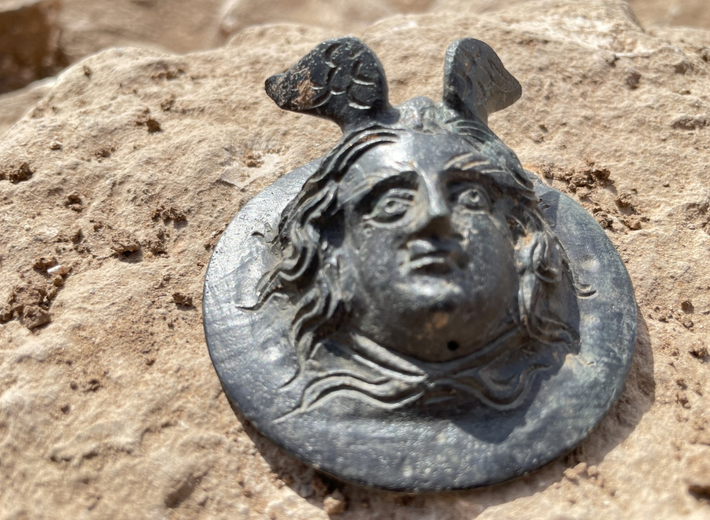 Theo Mehmet Alkan, giám đốc Bảo tàng Adiyaman, huy chương mang hình đầu Quỷ Medusa này có thể được trao cho một người lính La Mã dũng cảm. Ảnh: @Bảo tàng Adiyaman.