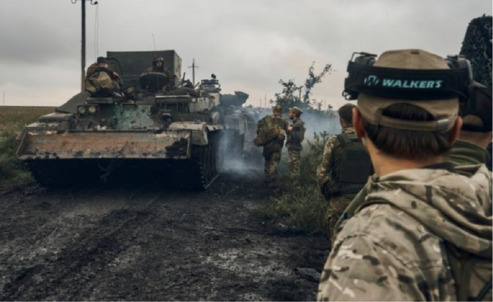 Tuy nhiên, nhiều kênh quân sự Ukraine tỏ ra bối rối trước tốc độ tấn công quá nhanh của Nga, khiến tuyến phòng thủ của họ sụp đổ tan tành. Hiện tại, quân Ukraine đang khẩn trương bố trí bãi chông và mìn dọc theo đường H32 và các đường đất hai bên, đồng thời tăng cường sử dụng UAV cho nhiệm vụ trinh sát và tấn công, nhằm đề phòng khả năng Nga bất ngờ tung đòn chớp nhoáng đánh thẳng vào Konstantinovka. Ảnh: TASS