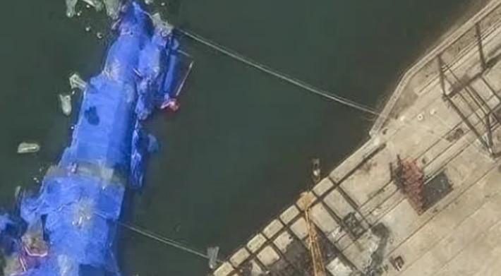 “Hai sợi dây cáp thép này được giăng để con tàu neo đậu tạm thời, có sức căng ổn định, nhằm ngăn chặn không để thân tàu có thêm bất kỳ sự dịch chuyển nào nữa, nhằm đảm bảo an toàn cho toàn bộ kết cấu”, Jennifer Jun, Nghiên cứu viên chuyên về Phân tích hình ảnh tại Trung tâm Nghiên cứu Chiến lược và Quốc tế (CSIS), nói với tờ The War Zone. Ảnh: @2025 Maxar Technologies.