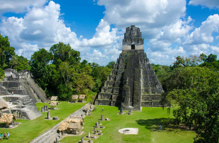 Nằm cách trung tâm Tikal (một thành phố Maya 2.400 năm tuổi thuộc Guatemala ngày nay) chỉ vài bước chân, các chuyên gia đến từ trường Đại học Brown đã phát hiện ra một kiến trúc cổ xưa kỳ lạ. Ảnh: @Đại học Brown.