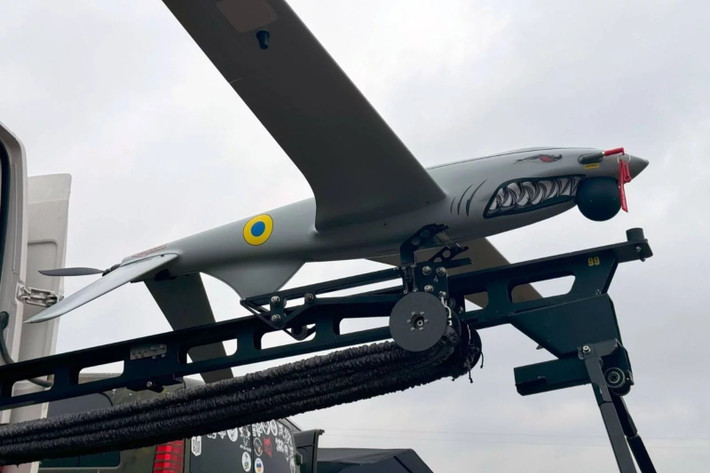 Máy bay không người lái trinh sát Shark đã phát hiện sự di chuyển bất thường. UAV này cung cấp thông tin tình báo theo thời gian thực, theo dõi chính xác từng chuyển động của xe tải Nga, đồng thời truyền tọa độ đến đơn vị điều hành hỏa lực. Sự kết hợp nhuần nhuyễn giữa giám sát và tấn công một lần nữa khẳng định vai trò không thể thay thế của UAV trên chiến trường hiện đại.