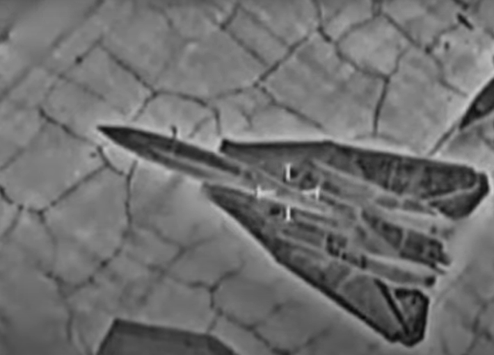 Các nhà phân tích quốc phòng xem xét hình ảnh cho rằng, hai chiếc máy bay chiến đấu F-14A Tomcat được nhìn thấy trong đoạn clip này có khả năng không còn bay được nữa, và đã phải nằm im một thời gian dài trước đó, tờ Defence Blog đưa tin. Ảnh: @Lực lượng Phòng vệ Israel.