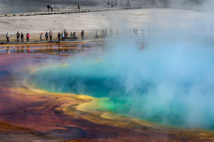 Gần đây, theo các nhân chứng và người phát ngôn của Công viên quốc gia Yellowstone, một vụ việc thương tâm xảy ra vào sáng sớm ngày 21/6 tại Suối nước nóng Grand Prismatic gần Old Faithful, khi khách du lịch đang tận hưởng góc nhìn cận cảnh suối nước nóng nổi tiếng và được ưa chuộng này. Ảnh: @Louise Howard.