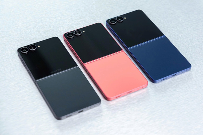 Z Flip7 có các màu xanh Navy, đỏ Coral, đen Jet và hồng Blossom. Mặt lưng phủ kính nhám chống vân tay, khung kim loại bo cong nhẹ mang lại cảm giác chắc tay và thẩm mỹ cao, phù hợp người dùng trẻ.