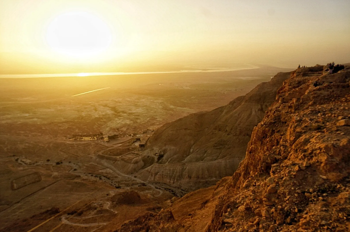 Tại sa mạc Judean, Israel, các chuyên gia khảo cổ học đến từ Cơ quan Cổ vật Israel bất ngờ khai quật một hiện vật cổ xưa, bí ẩn. Ảnh: @Cơ quan Cổ vật Israel.