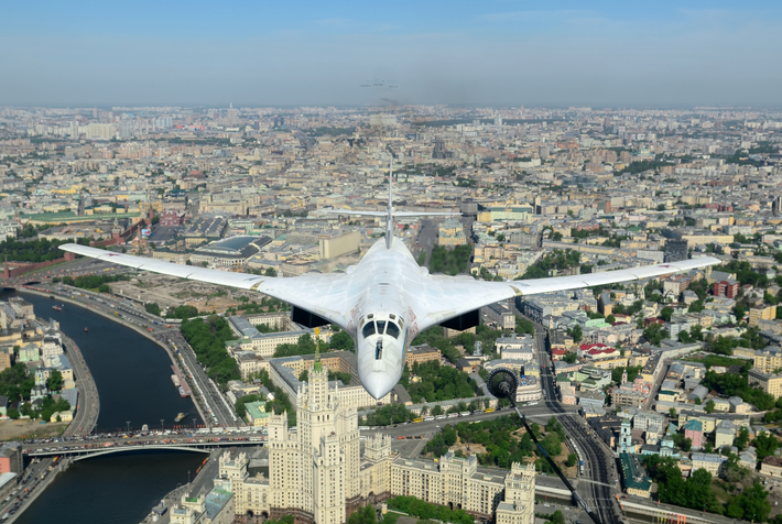 Việc triển khai Tu-160, một máy bay có khả năng tấn công tầm xa với độ chính xác cao và mang vũ khí hạt nhân, gửi tín hiệu đến phương Tây rằng Nga đã sẵn sàng bảo vệ lợi ích Bắc Cực của mình bằng mọi cách. Động thái này diễn ra vào thời điểm Nga đang đẩy nhanh quá trình quân sự hóa khu vực này, mở rộng mạng lưới radar và hệ thống phòng không để chống lại sự hiện diện ngày càng tăng của NATO. Ảnh: @The Aviation Geek Club.