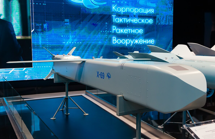 Tờ báo Interia và một số nguồn tin khác đưa tin rằng, Su-57 cũng đang bắn một loại tên lửa mới tên là Kh-69, được lắp bên trong khoang vũ khí của Su-57. Ảnh: @The Aviationist.