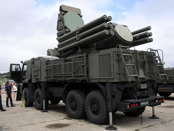 Ở đây, bản nâng cấp này cho phép Pantsir mang theo cả hỗn hợp tên lửa tiêu chuẩn và tên lửa tiểu hình, mang lại cho đội chỉ huy hệ thống Pantsir sự linh hoạt tối ưu về mặt chiến thuật. Ảnh: @ Defense Mirror.