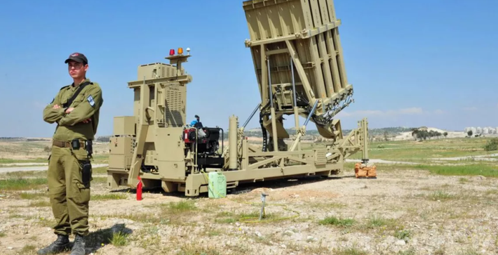Việc Israel đưa Iron Beam, một hệ thống phòng thủ dựa trên laser được triển khai sau cuộc tấn công năm 2023 của Hamas, vào hoạt động, mang lại một giải pháp tiềm năng lâu dài, nhưng vẫn đang trong giai đoạn đầu và chưa thể thay thế vai trò của Arrow chống lại tên lửa đạn đạo. Việc Israel phụ thuộc vào sự hỗ trợ của Mỹ, cả về hệ thống tên lửa đánh chặn làm nổi bật sự phụ thuộc lẫn nhau về mặt chiến lược giữa hai quốc gia này. Ảnh: @ Caliber.Az.