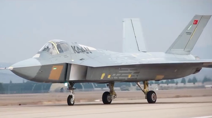 Được biết, KAAN, máy bay chiến đấu đa năng thế hệ thứ năm do Turkish Aerospace Industries phát triển, đại diện cho tham vọng của Thổ Nhĩ Kỳ trong việc cạnh tranh trên thị trường vũ khí toàn cầu. KAAN, trước đây được gọi là TF-X, là máy bay chiến đấu hai động cơ, có khả năng tàng hình được thiết kế để thay thế phi đội F-16 cũ của Thổ Nhĩ Kỳ ,và cạnh tranh với các đối thủ nặng ký trên toàn cầu như F-35 do Mỹ sản xuất và Chengdu J-20 của Trung Quốc. Quá trình phát triển bắt đầu vào năm 2016, với Turkish Aerospace Industries dẫn đầu dự án hợp tác với BAE Systems và Rolls-Royce về công nghệ động cơ. Ảnh: @ Atlantic Council.
