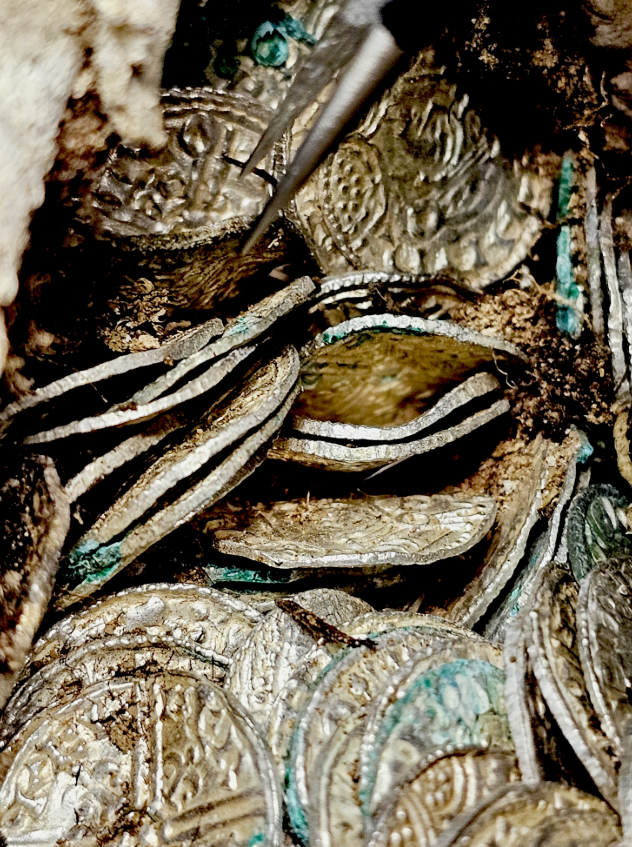 Theo Damian Leydon, giám đốc Viện Khảo Cổ Học Oxford Cotswold Archaeology, có lẽ đây là tiền tiết kiệm của một người nào đó từng kiếm được rất nhiều tiền, có lẽ là của một nông dân địa phương giàu có, chứ không phải của một thành viên thuộc giới thượng lưu hay hoàng gia. Ảnh: @Viện Khảo Cổ Học Oxford Cotswold Archaeology.