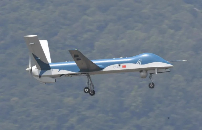 Máy bay không người lái CH-4 do Trung Quốc sản xuất, thường được so sánh với MQ-1 Predator của Mỹ. Phiên bản nâng cấp CH-5 có thiết kế tương tự nhưng cải thiện tầm bay và tải trọng vũ khí.