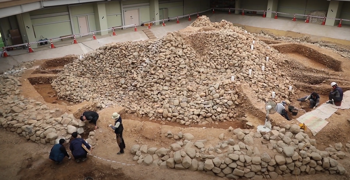 Và mới đây, khi tiến hành khai quật tại Lăng mộ số 44 ở thành phố ven biển Gyeongju, tỉnh Gyeongsang, Hàn Quốc, cũng là cố đô của vương quốc Silla cũ, các chuyên gia đến từ Viện Nghiên cứu Di sản Văn hóa Quốc gia Hàn Quốc (NRICH) đã phát hiện ra nhiều quần thể khảo cổ độc đáo có giá trị lịch sử lớn. Ảnh: @NRICH.