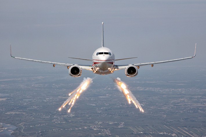 Hình ảnh hiếm thấy về một chiếc Boeing 737 BBJ2 của Không quân Ba Lan phóng mồi bẫy hồng ngoại trong chuyến bay diễn tập đã gây ấn tượng mạnh mẽ với giới quan sát quân sự. Sự kiện diễn ra hôm 28/8, trước thềm Triển lãm Hàng không Radom, miền đông-trung Ba Lan.