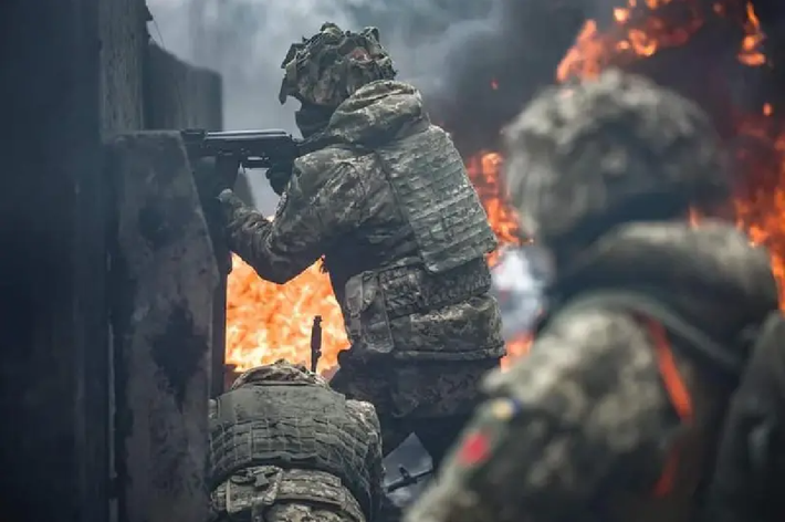Mặc dù quân đội Ukraine đã biến Lyman thành một “khu vực pháo đài”, nhưng vẫn tồn tại không ít vấn đề, trong đó điểm yếu lớn nhất là lực lượng dự bị quá ít. Tuy nhiên, theo thói quen tác chiến của quân Ukraine, họ chắc chắn sẽ điều quân từ các nơi khác đến để tử thủ Lyman. Ảnh: Top War