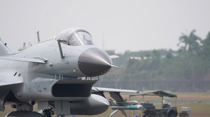J-10CE được thiết kế để xuất khẩu, có một hệ thống cực kỳ tiên tiến giúp nó trở thành một đối thủ đáng gờm trong không chiến hiện đại. Ảnh: @ Army Recognition.