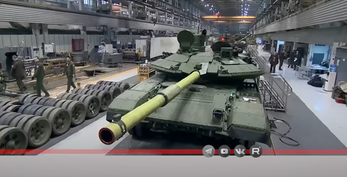 Vai trò chiến trường của xe tăng T-90M đã được định hình bởi các cuộc xung đột gần đây, đặc biệt là ở Syria và Ukraine, nơi lực lượng Nga đã sử dụng nó trong các hoạt động vũ trang kết hợp cùng với bộ binh và pháo binh. Ở Syria, các biến thể T-90 đã chứng minh khả năng chống chịu trước tên lửa chống tăng có điều khiển của quân nổi dậy. Ở Ukraine, T-90M đã được sử dụng trong các cuộc tấn công vào các vị trí kiên cố, tận dụng khả năng cơ động của nó để hỗ trợ các cuộc tiến công nhanh chóng. Ảnh: @Military Update.