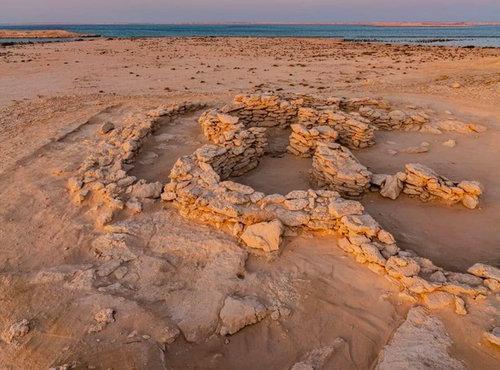 Tại khu định cư Thời Kỳ Đồ Đá Mới trên đảo Marawah, ngoài khơi bờ biển phía tây Abu Dhabi, Các Tiểu vương quốc Ả Rập Thống nhất (UAE), các chuyên gia đến từ Bảo tàng Louvre Abu Dhabi bất ngờ tìm thấy một vật thể cực kỳ cổ xưa. Ảnh: @Bảo tàng Louvre Abu Dhabi.