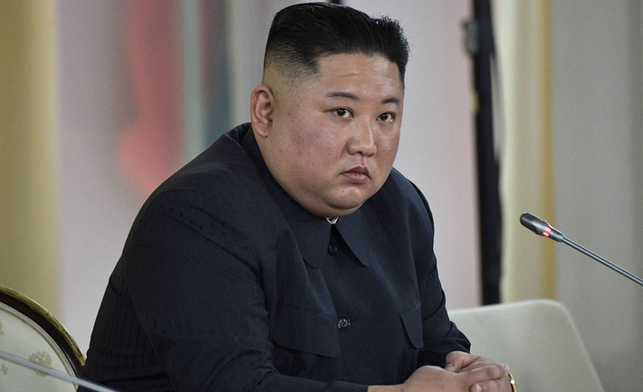 Đồng thời, ông Kim Jong-un còn nói thêm rằng, việc khôi phục ngay lập tức tàu khu trục hạm này không chỉ là vấn đề thực tế, mà còn là vấn đề chính trị liên quan trực tiếp đến thẩm quyền của nhà nước. Ông kêu gọi các quan chức của Cục Công nghiệp Vũ khí của Đảng, Viện Cơ khí thuộc Viện Hàn lâm Khoa học Nhà nước, Đại học Công nghệ Kim Chaek, Viện Thiết kế Tàu thủy Trung ương, Nhà máy đóng tàu Chongjin và các ban ngành khác phải chịu trách nhiệm về vụ việc này. Ảnh: @KCNA.