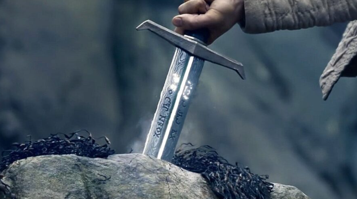 Nhà khảo cổ học José Miguel Osuna, người dẫn đầu dự án nghiên cứu về "Excalibur" cho biết, điều đáng nói là nó được đặt tên là 'Excalibur', vì diện mạo của nó gợi lên sự tương đồng với thanh kiếm huyền thoại của vị Vua Arthur. Trong truyền thuyết về vua Arthur, Excalibur là một thanh kiếm được gắn một cách kỳ diệu vào một tảng đá, cho đến khi Arthur rút nó ra được, ông ấy đã giành được quyền lên ngôi vua Anh. Ảnh: @Hội đồng Khảo Cổ Thành phố Valencia.