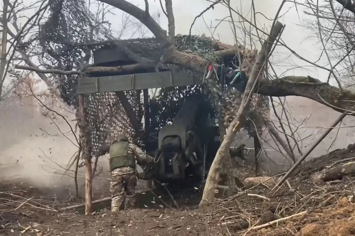 Chiến sự tại Kupyansk đang nóng lên từng giờ khi Nga dồn dập gia tăng áp lực ở sườn đông thành phố. Tiếng pháo rền vang, UAV liên tục quần thảo, tạo nên những trận đánh khốc liệt. Trước sức ép ngày càng dữ dội này, lực lượng phòng thủ của Ukraine buộc phải cầu viện từ bộ chỉ huy cấp cao nhằm tránh nguy cơ phòng tuyến sụp đổ.