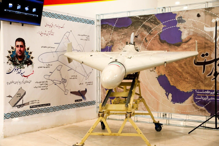 Shahed-136 là UAV cảm tử do Iran thiết kế, được Nga sử dụng từ tháng 9/2022. Loại UAV này đã liên tục được nâng cấp, bao gồm cải thiện động cơ, trang bị đầu đạn đa dạng và áp dụng chiến thuật mới để vượt qua hệ thống phòng không Ukraine. Hiện Nga sản xuất khoảng 2.000 chiếc mỗi tháng và dự kiến tăng lên gần 6.000 chiếc, cho thấy quy mô sử dụng sẽ còn mở rộng.