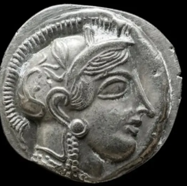 Mặt trước của đồng tetradrachm có hình đầu của Nữ thần Athena - là con gái của Thần Zeus, Thần Zeus đại diện cho cả Trí tuệ và Chiến tranh đối với người Hy Lạp cổ đại. Trên đồng xu, Nữ thần Athena có đội một chiếc mũ giáp bảo hộ, đôi mắt hình quả hạnh nhân…Ảnh: @ Ancient coins.