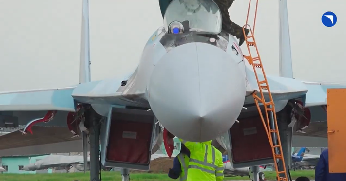 Radar Irbis-E, một tính năng nổi bật, phát hiện mục tiêu ở khoảng cách 400 km, theo dõi 30 mục tiêu cùng lúc trong khi tấn công 8 mục tiêu. Radar mảng pha này cung cấp khả năng nhận thức tình huống vượt trội, giúp phi công có lợi thế cao trong chiến đấu. Ảnh: @Грета Туборг.