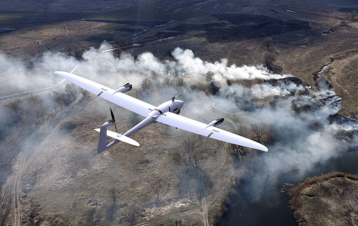 Chiếc UAV này có trọng lượng cất cánh 8,5 kg, có khả năng cất cánh và hạ cánh thẳng đứng, phạm vi điều khiển lên đến 35 km và thời gian bay là 180 phút. Ảnh: @Quantum Systems.