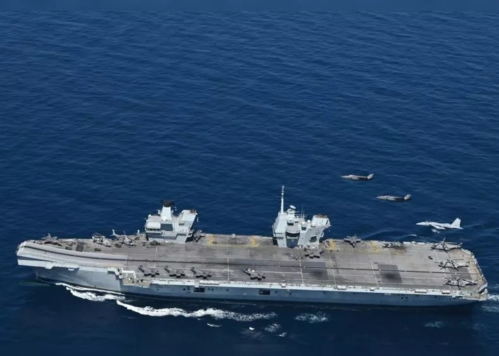 Một trong những chiến hạm hiện đại nhất của Hải quân Hoàng gia Anh - tàu sân bay HMS Prince of Wales, vừa bất ngờ xuất hiện ngoài khơi Viễn Đông Nga. Tại đây, con tàu phối hợp cùng Nhật Bản tiến hành tập trận không - hải quy mô lớn, phát đi tín hiệu mạnh mẽ về sự liên kết chiến lược mới giữa London và Tokyo, đồng thời gửi thông điệp thẳng tới Moskva và Bắc Kinh.