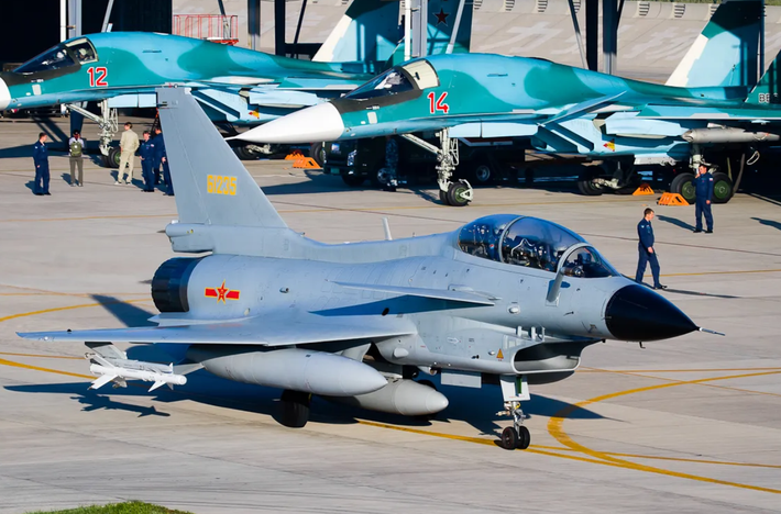 Thậm chí, Không quân Pakistan, đơn vị vận hành khoảng 20 máy bay J-10CE cùng 45-50 máy bay chiến đấu JF-17 Block III, đã công bố hình ảnh vào ngày 26/4 cho thấy, các máy bay phản lực của nước này được trang bị tên lửa PL-15E và PL-10, nhấn mạnh khả năng sẵn sàng chiến đấu của các phương tiện này. Ảnh: @Defence Security Asia.