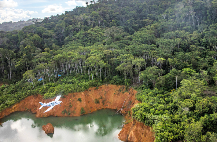 Một cái cây bất ngờ đổ xuống vùng Amazon ở Brazil, ngay tại địa điểm khảo cổ Hồ Cochila, dân làng địa phương nhận thấy một thứ gì đó lớn và rất kỳ lạ ẩn núp bên dưới bộ rễ cây lộ ra. Họ lập tức báo cho chính quyền. Ảnh: @Viện Mamirauá.