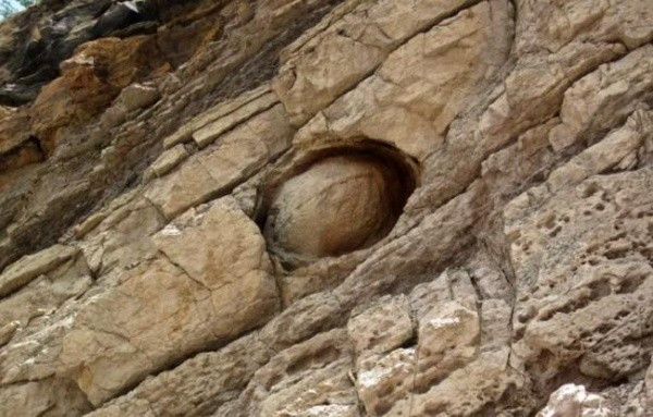 Theo IFL Science, tại đây có một vách đá được gọi là "vách đá đẻ trứng" bởi cư dân địa phương. Điều đặc biệt là vách đá này được cho là cứ khoảng 30 năm một lần, sẽ có những "quả trứng đá" hình tròn dần tách ra khỏi bề mặt đá.