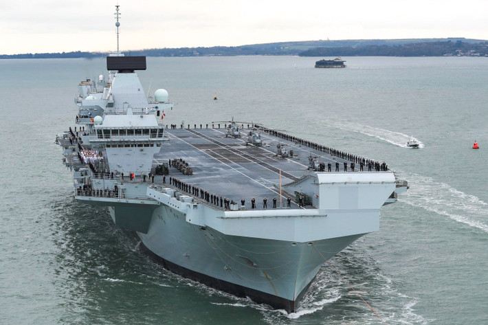 Chiếc HMS Prince of Wales - niềm tự hào của Hải quân Hoàng gia Anh - mang theo các tiêm kích tàng hình F-35B tối tân, phối hợp cùng lực lượng Nhật trên Biển Nhật Bản. Đây là vùng biển nhạy cảm, nằm sát Viễn Đông Nga và gần Bán đảo Triều Tiên, nơi thường xuyên dày đặc hoạt động quân sự và đối đầu chiến lược.