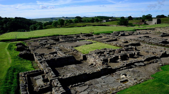 Vindolanda nổi tiếng với số lượng lớn các đồ vật hữu cơ của La Mã được phát hiện tại chỗ, bao gồm bộ sưu tập giày và ủng da lớn nhất từ thời La Mã ở Anh. Các cuộc khai quật cũng đã phát hiện ra một lượng lớn các tấm lều, đồ trang trí, ngựa, đồ thừa và phế liệu. Ảnh: @ Fabulous North.