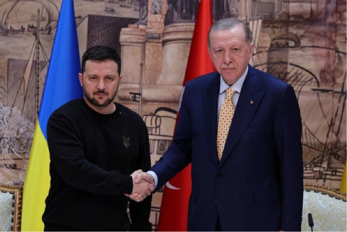 Ông Volodymyr Zelensky đã có mặt tại Thổ Nhĩ Kỳ, tuy nhiên lại tuyên bố sẽ không đối thoại với phái đoàn Nga, đồng thời nhấn mạnh rằng chỉ có cuộc gặp trực tiếp với ông Putin mới có thể mang lại lệnh ngừng bắn. Ảnh minh họa: Reuters