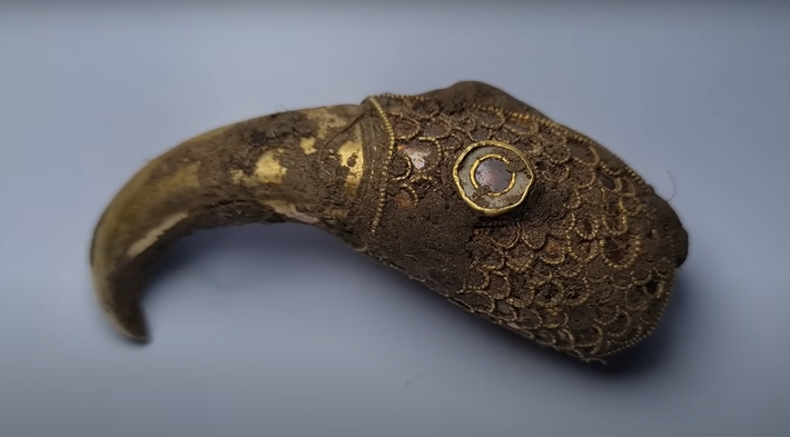 Kết quả cho thấy, đó là một chiếc đầu quạ bằng đồng mạ vàng, đính đá garnet của người Anglo-Saxon nặng 57 gram, ước tính có niên đại từ thế kỷ thứ 7 Sau Công Nguyên. Ảnh: @Chris Phillips.
