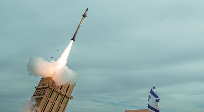 Kể từ khi ra mắt, Iron Dome đã đạt được tỷ lệ thành công được báo cáo là vượt quá 90% trước hàng nghìn tên lửa, cứu vô số sinh mạng và củng cố danh tiếng của nó như một kỳ quan công nghệ quốc phòng của Israel. Ảnh: @ Breaking Defense.