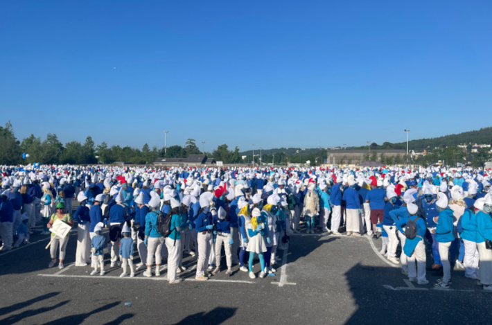 Sau khi được thông quan, mỗi người đã hóa trang đủ điều kiện được trao một tấm vé có đánh số, phân công họ vào 1 trong 70 khu vực. Những người quản lý cầm biển báo có đánh số hướng dẫn họ đến khu vực được chỉ định, nơi họ sẽ đứng trong lần ghi hình xác nhận kỷ lục chính thức. Ảnh: @guinnessworldrecords.