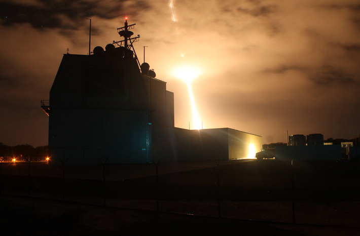 Hệ thống phòng thủ chống tên lửa AEGIS Ashore phiên bản trên bộ có thể là lựa chọn tối ưu cho Israel do diện tích lãnh thổ nhỏ và khả năng triển khai sức mạnh trên biển không cao. Bằng cách mua AEGIS Ashore, Israel sẽ có thể nhanh chóng bổ sung kho vũ khí tên lửa chống đạn đạo từ Mỹ và có khả năng từ Đông Bắc Á, cung cấp nguồn cung cấp tên lửa mạnh mẽ hơn nhiều để phòng ngừa sự phụ thuộc hoàn toàn vào các hệ thống do nước này tự phát triển. Ảnh: @Breaking Defense.