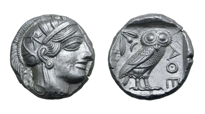 Được đúc theo tiêu chuẩn Attic là 4,3 gram cho mỗi đồng tetradrachm, mỗi đồng tetradrachm tương đương với bốn drachmae. Làm từ 99% chất liệu bạc nguyên chất, đồng tiền tetradrachm nhanh chóng nổi tiếng về tính nhất quán và chất lượng, dẫn đến việc nó được các thương gia từ khắp nơi trong thế giới cổ đại chấp nhận và sử dụng nó. Ảnh: @Greek Roots.