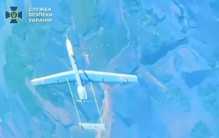 Đặc biệt, một đoạn video vừa được công bố cho thấy, các chiến binh của Cơ quan An ninh Ukraine (SSU) đã bắn hạ một máy bay không người lái Forpost-R cực hiếm của Nga bằng máy bay không người lái FPV phòng không. Ảnh: @Cơ quan An ninh Ukraine.